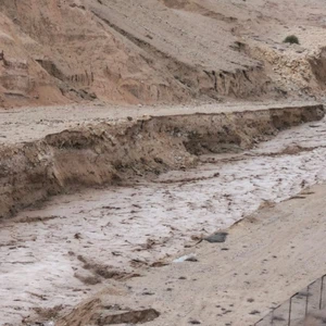 Le barrage de Wadi Karak a commencé à déborder et des alertes aux crues soudaines ont été émises.