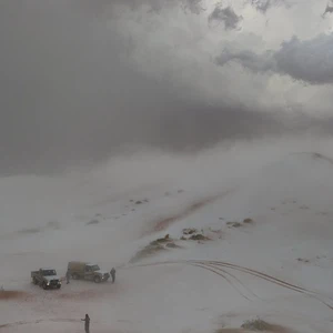 Arabie Saoudite | Scènes documentant de fortes chutes de neige tombant pour la première fois sur le nord du Royaume. Quelle est la vérité à ce sujet ?