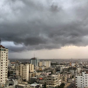انخفاض على الحرارة نهار الخميس وطقس مُغبر مع هطول زخات رعدية من المطر على فترات