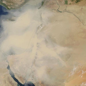 صورة من الفضاء: مساحة العاصفة الرملية تقارب 400 ألف كيلومتر مربع