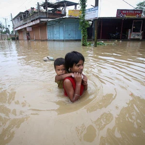 Vidéo et photos | Les inondations catastrophiques de la mousson au Bangladesh et en Inde tuent des dizaines de personnes et font des millions de sans-abri