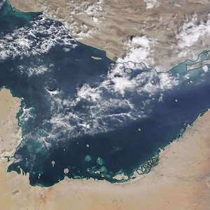 سحب ركامية وأمطار مُحتملة على الجزر والمناطق الشمالية من البلاد 