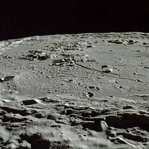 علماء صينيون يكتشفون نوعًا جديدًا من الصخور على سطح القمر