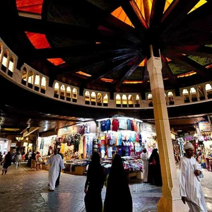 سوق مطرح.. يسمى سوق الظلام لكنه يشع نورا وابتسامات