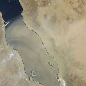 غبار عاصفة مظلمة الرملية ما زال عالقاً في أجواء بعض مناطق الجزيرة العربية