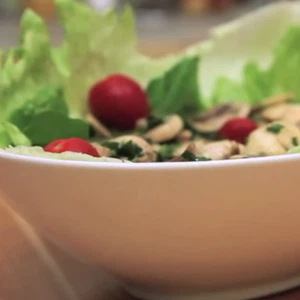 طريقة عمل سلطة الفطر الطازج .. سهلة وسريعة