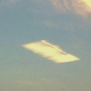 بلدة بريطانية تتفاجأ بوجود سحابة "مربعة الشكل" في السماء - صورة