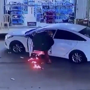 vidéo | Une scène héroïque d'un jeune saoudien empêchant un véhicule de s'enflammer au dernier moment