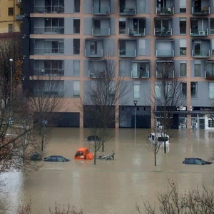 العاصفة "بارا" تغمر شمال إسبانيا بفيضانات شديدة ابتلعت السيارات وأغرقت المنازل..بالفيديو