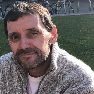A patient defeats cancer with a revolutionary treatment after doctors expected him to live only a year