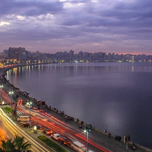 يسود طقس صيفي اعتيادي حار نسبياً إلى حار على شمال مصر شديد الحرارة على جنوبها