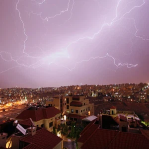 ربما تشهد المملكة خلال ساعات ليلة الأربعاء وفجر الخميس عواصف رعدية 