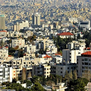 طقس الخميس: أجواء حارة نسبياً ورياح نشطة عصراً ومساءً