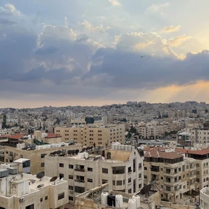 تشهد الان أجزاء محدودة من غرب العاصمة عمّان هطولاً نادرا لامطار خفيفة صيفية
