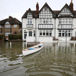 بريطانيا تغرق .. الفيضانات تطرق أبواب لندن و قصر الملكة إليزابيث