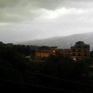 زخات رعدية محلية من المطر في بعض المناطق نهار الخميس، وأمطار غزيرة ورياح قوية يوم السبت