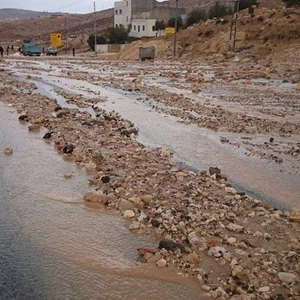 مياه سيل الزرقاء تغمر محطة ضخ لـ