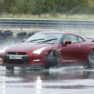 Comment se comporte-t-on lorsque la voiture est exposée au dérapage sous la pluie ?