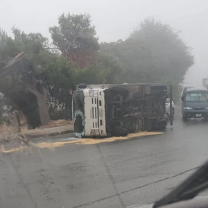 Un véhicule cargo dérape dans la région de Fuheis en raison de la pluie..un avertissement lors de la conduite dans ces conditions météorologiques
