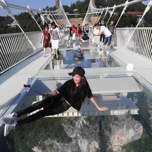 Le pont de verre le plus long et le plus haut du monde... en Chine