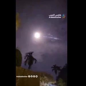 La première vidéo documentant le moment où des débris de missiles chinois sont entrés dans l'atmosphère terrestre au-dessus de la Malaisie