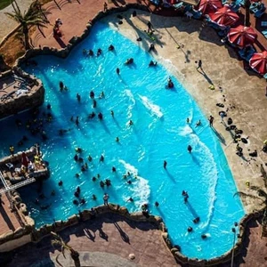 Éteignez les flammes d'été et profitez en famille des merveilleux jeux d'eau de la mer Morte