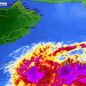 سحب رعدية عملاقة تؤثر على بحر العرب
