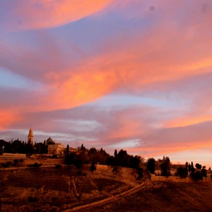 السبت.. طقس دافئ ومستقر نهاراً وحالة ضعيفة من عدم الاستقرار الجوي بعد منتصف الليل