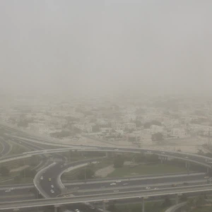 صورة من الأجواء المغبرة في مدينة دبي