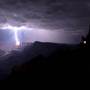 صاعقة رعدية تودي بحياة شخصين في اليمن 