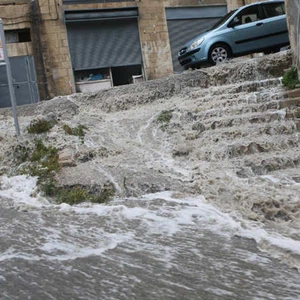 Défense civile : Sauvez 3 personnes qui ont été attaquées par des eaux torrentielles à Aqaba