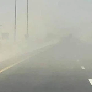 Public Security: Traffic halted on the desert highway due to dust and poor visibility