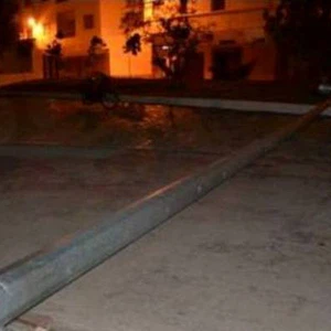 Sur la photo: un poteau électrique s'est effondré à South Marka en raison de vents violents