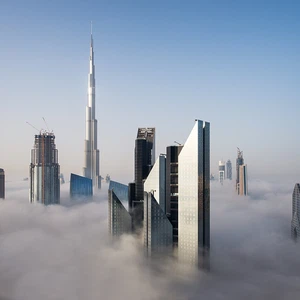 الإمارات | سحب ركامية شرقاً وفُرص للضباب خلال الأيام القادمة