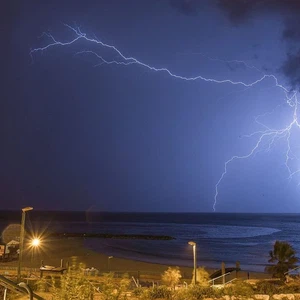 Live broadcast from Arab Weather correspondents of rain and lightning in Aqaba Governorate
