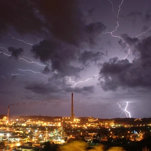 District de Petra : L&#39;heure de début des cours est reportée à 9h00 dimanche en raison des conditions météorologiques actuelles.