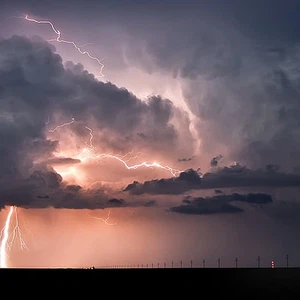 UAE | Cumulonimbus clouds to the east and high chances of rain