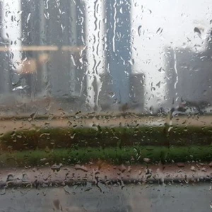 تسجيل 515 حادثاً مرورياً بسبب الأمطار في دبي 