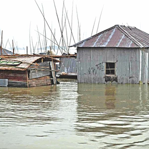 سيول وانهيارات أرضية تقتل 23 في بنجلادش