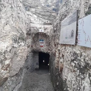 L&#39;ouverture du plus long tunnel d&#39;eau archéologique de la ville de Jadara - Umm Qais dans le nord de la Jordanie