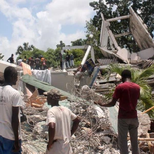 Le nombre de morts du tremblement de terre dévastateur en Haïti a dépassé 1 297... et une tempête arrive qui menace le pire