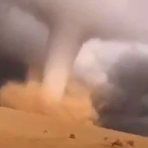 مشاهد لما يُعتقد أنه إِعصار قُمعي أو زوبعة والتي ظهرت شمال السعودية اليوم