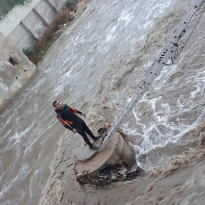 إنقاذ شخص من داخل سيل الزرقاء