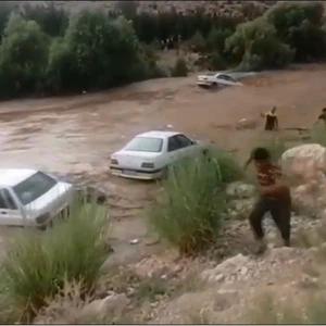 بالفيديو | سيول جارفة بمحافظة فارس جنوبي إيران تتسبب بمقتل 17 شخصا على الأقل وفقدان آخرين