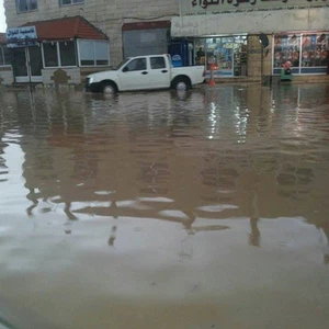 إنقاذ مواطنين علقوا بوادي الغفر وإغلاق الطريق