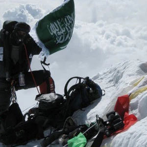 لأول مرة في التاريخ .. شابة سعودية تصل الى قمة جبل ايفرست