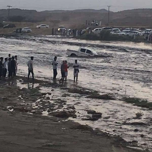 إنقاذ عائلة احتجزها سيل منقول في جازان 