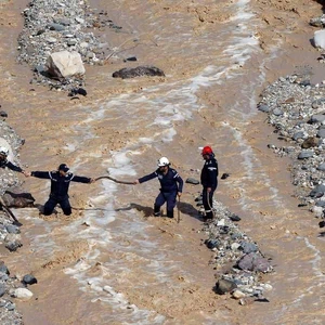 بالفيديو | الدفاع المدني ينقذ ٤٦ شخص بسبب السيول في المفرق والزرقاء واخلاء آخرين في حاصرتهم السيول في الأزرق
