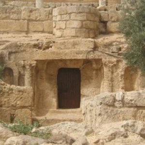 Where is the cave in which the cave people stayed for 300 years?!