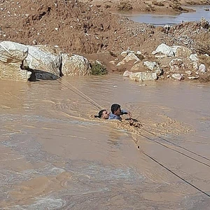 الدفاع المدني ينقذ شخصين حاصرتهم مياه السيول في محافظة الزرقاء